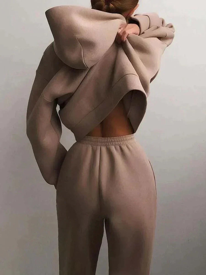 Fashionable women's jogging set featuring a trendy hoodie and jogger pants.