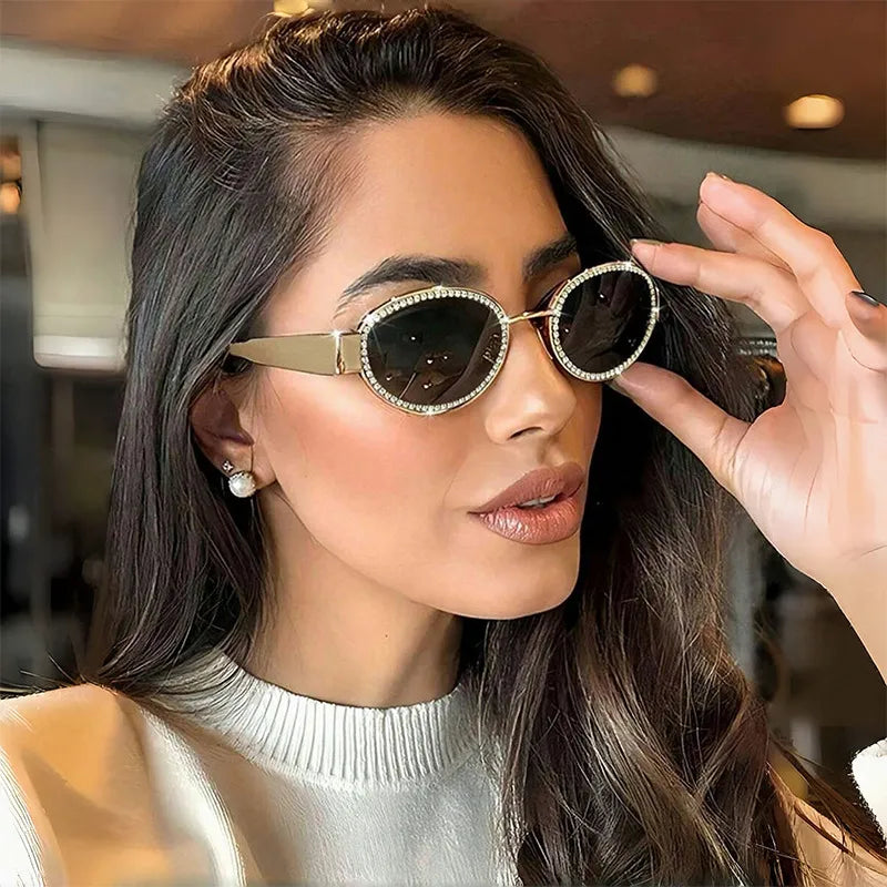 Women's UV400 round sunglasses with stylish metal frame for fashion and sun protection.