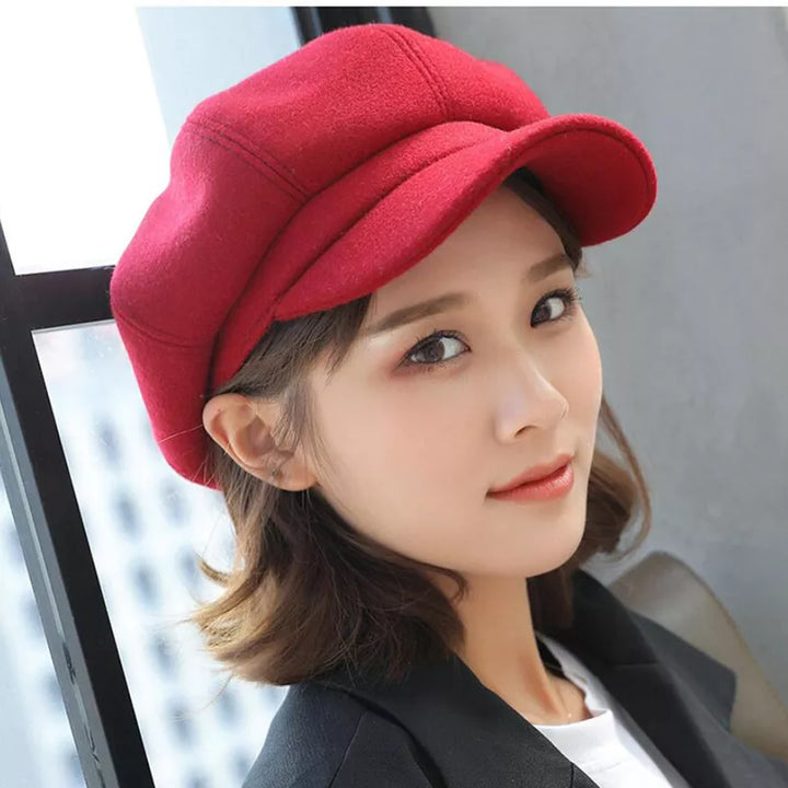 Classic retro balloon hat in cotton for women, vintage style, ideal warm winter fashion accessory.