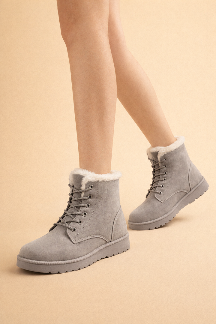 Stylish women's fashion boots, perfect for cold weather and everyday wear.