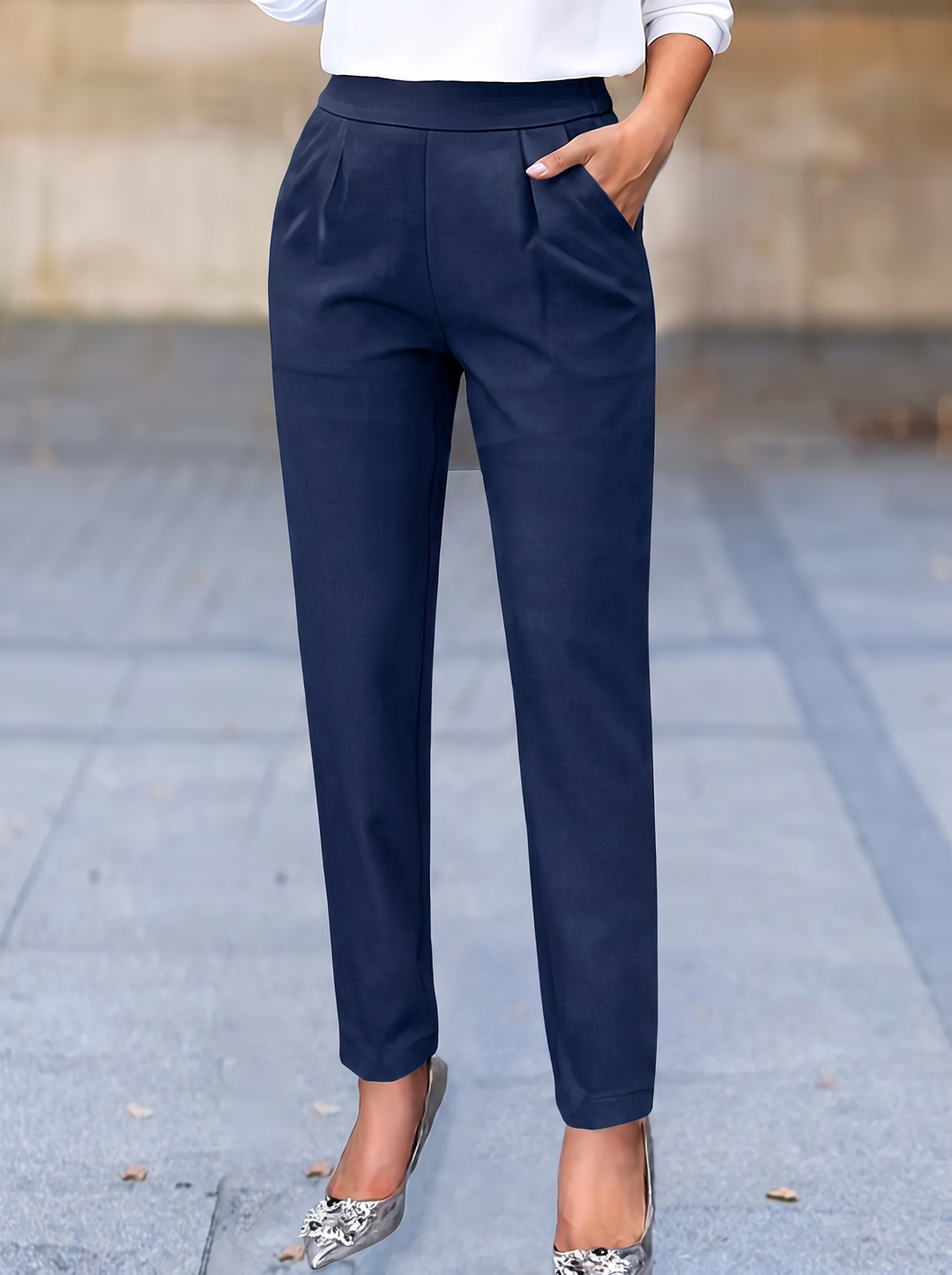 Comfortable women's work pants, high-waisted and pleated, designed with a functional tapered fit and pockets.