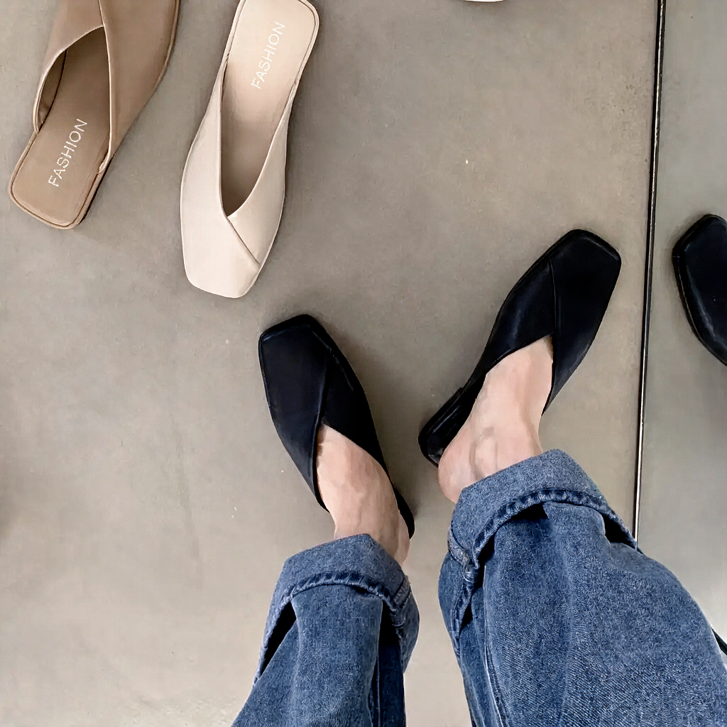 Versatile women's flat mules with a modern square toe, perfect slip-on shoes for effortless chic.