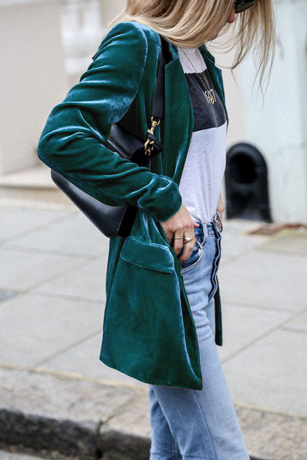 Fashionable women's oversized blazer, a comfortable and chic jacket for office or everyday outfitting.