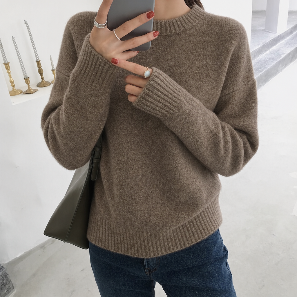 Textured women's oversized fluffy sweater, featuring a relaxed fit, crew neck, and chic balloon sleeves.