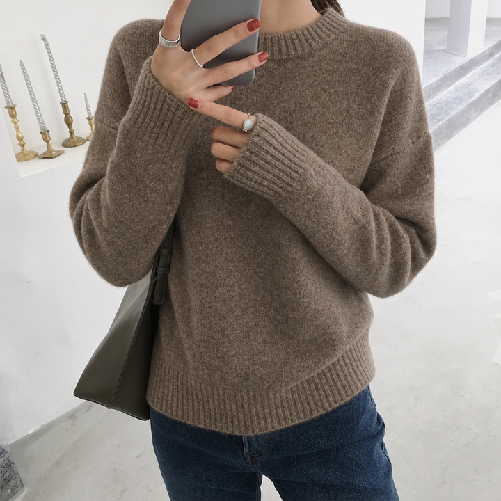 Textured women's oversized fluffy sweater, featuring a relaxed fit, crew neck, and chic balloon sleeves.