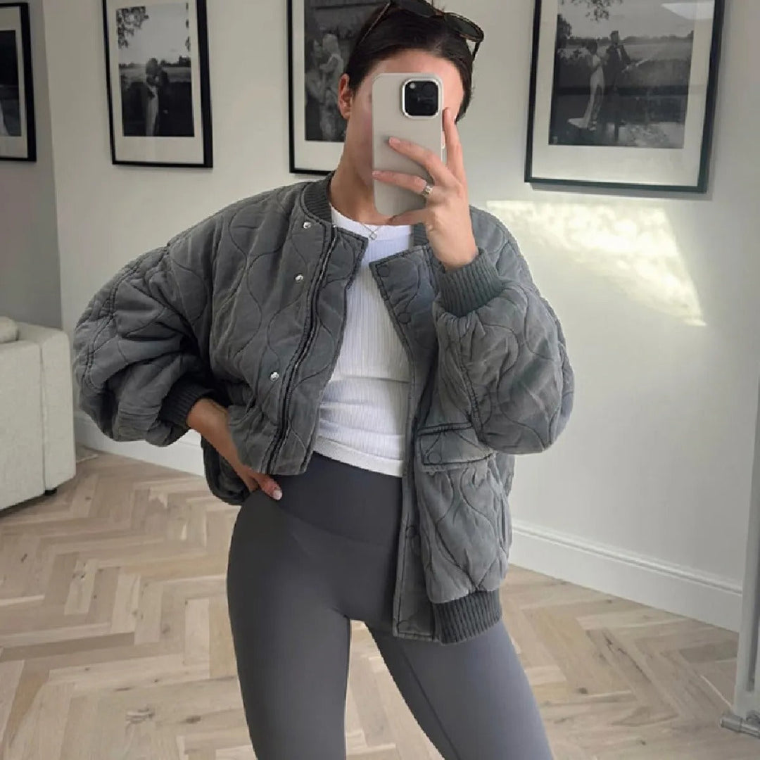 Comfortable women's oversized quilted bomber jacket, perfect for casual wear with a relaxed fit.
