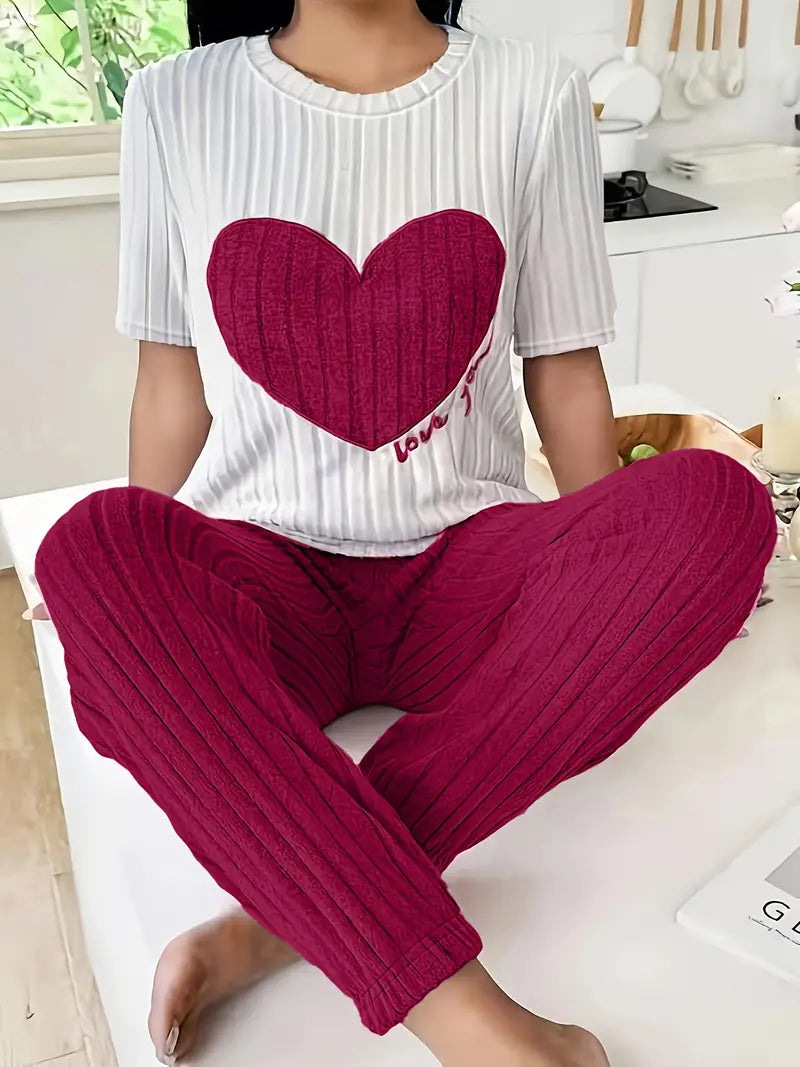 Relax in this women's heart print ribbed pyjama set. Cozy two-piece sleepwear for ultimate comfort.