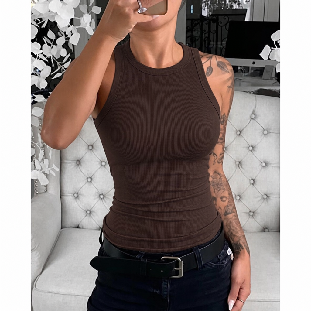 Cropped crew neck tank top for women. A versatile basic top, ideal for casual summer outfits.