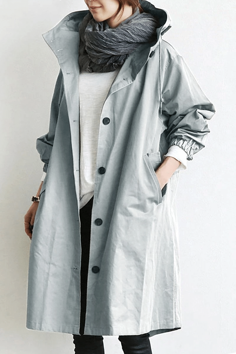 Versatile Aurora windbreaker for women. Lightweight, oversized, and waterproof, ideal for all-weather travel.