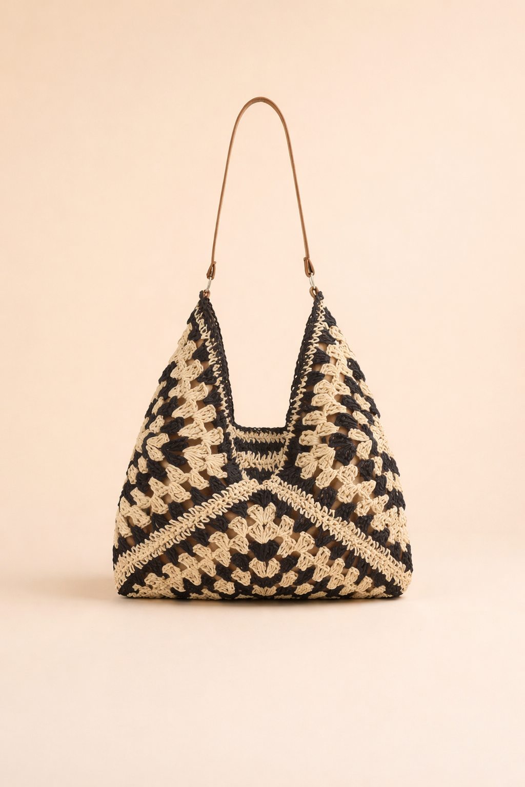 Versatile women's bohemian shoulder bag. Elegant woven design, ideal for casual summer or chic styling.