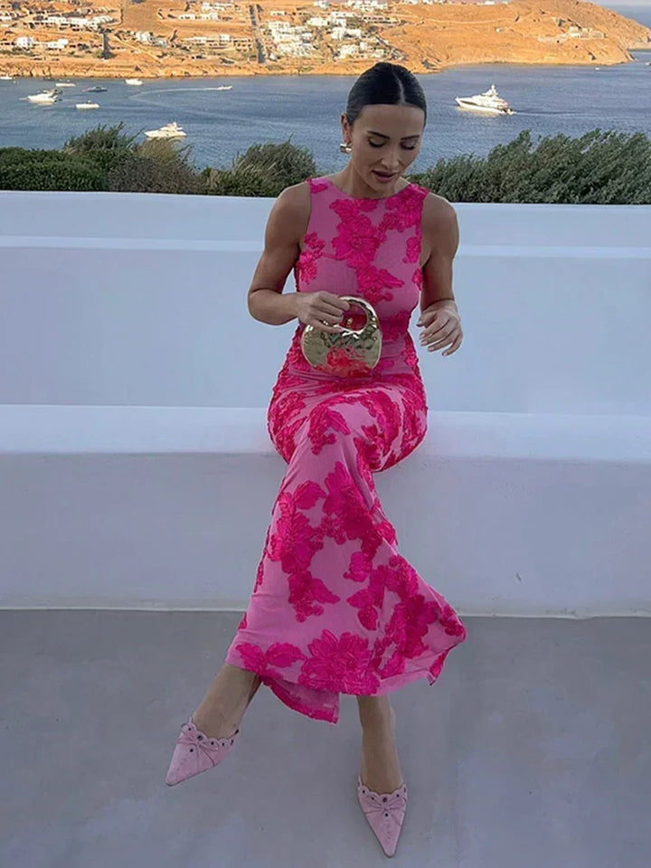 Versatile women's floral maxi dress, sleeveless for comfort, suitable as a casual summer dress or an elegant event dress.