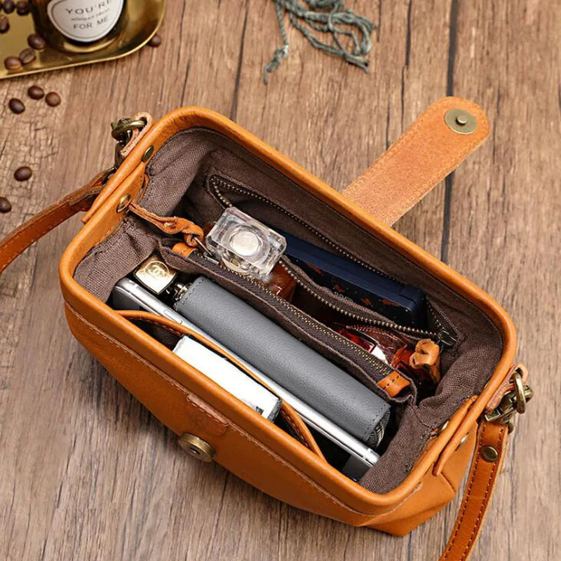 Stylish women's vintage doctor bag, a chic PU leather shoulder or crossbody handbag with classic design.