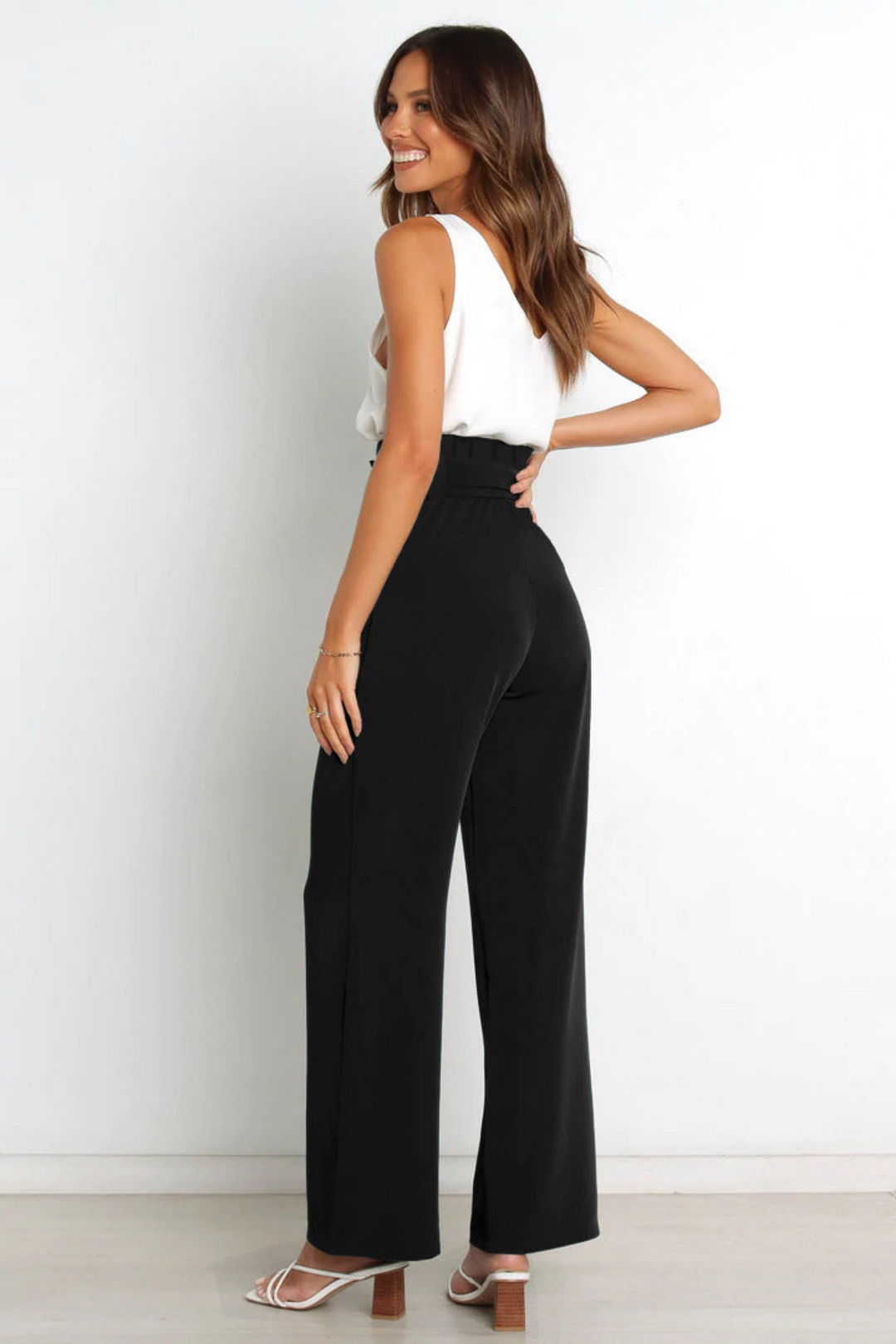 Comfortable women's wide leg linen pants, belted, versatile for both casual and elegant looks.