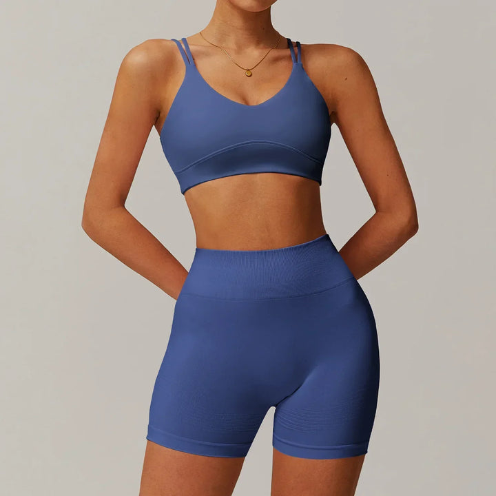 Complete women's gym outfit: high-waisted bike shorts & seamless crop top. Trendy and comfortable activewear.